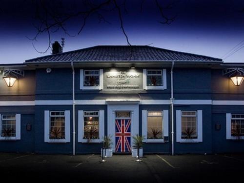 un edificio azul con bandera británica en la parte delantera en The Lambton Worm, en Chester-le-Street