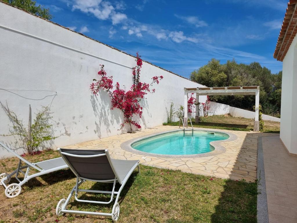 une cour avec une chaise et une piscine dans l'établissement Villa Lu Tizzoni, à Budoni