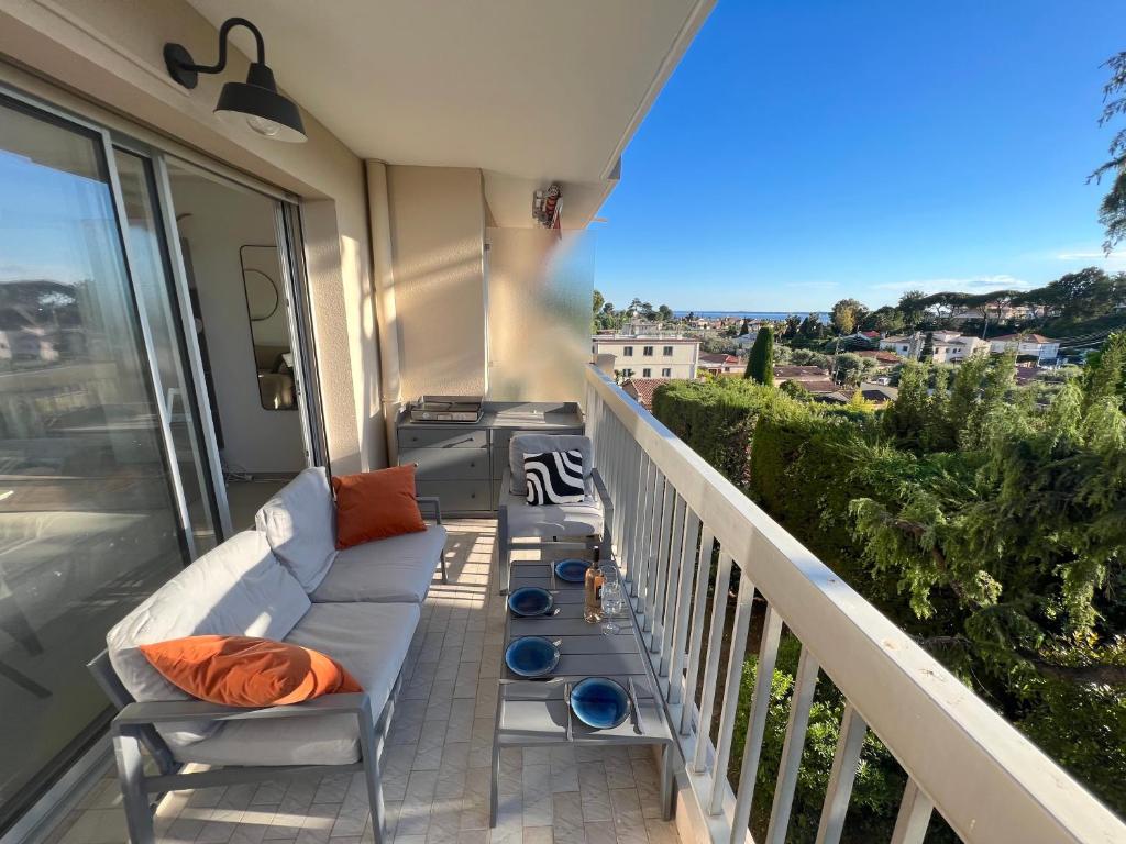 - un balcon avec un canapé et un grill dans l'établissement ROSE DES VENTS, à Antibes