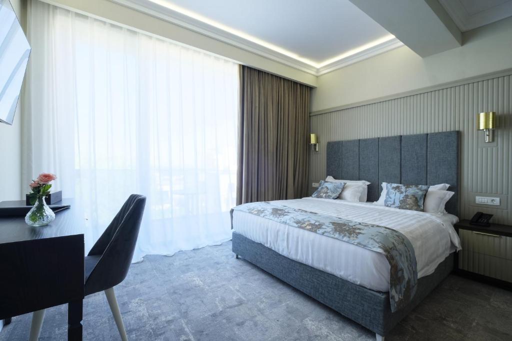 Postel nebo postele na pokoji v ubytování Panoramic Mamaia Hotel