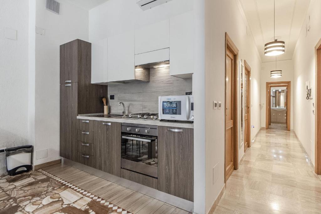 kuchnia ze zlewem i kuchenką w obiekcie Lovely Piazza Santa Maria Apartment w mieście Sassari