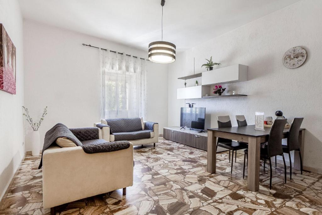 salon ze stołem i jadalnią w obiekcie Lovely Piazza Santa Maria Apartment w mieście Sassari