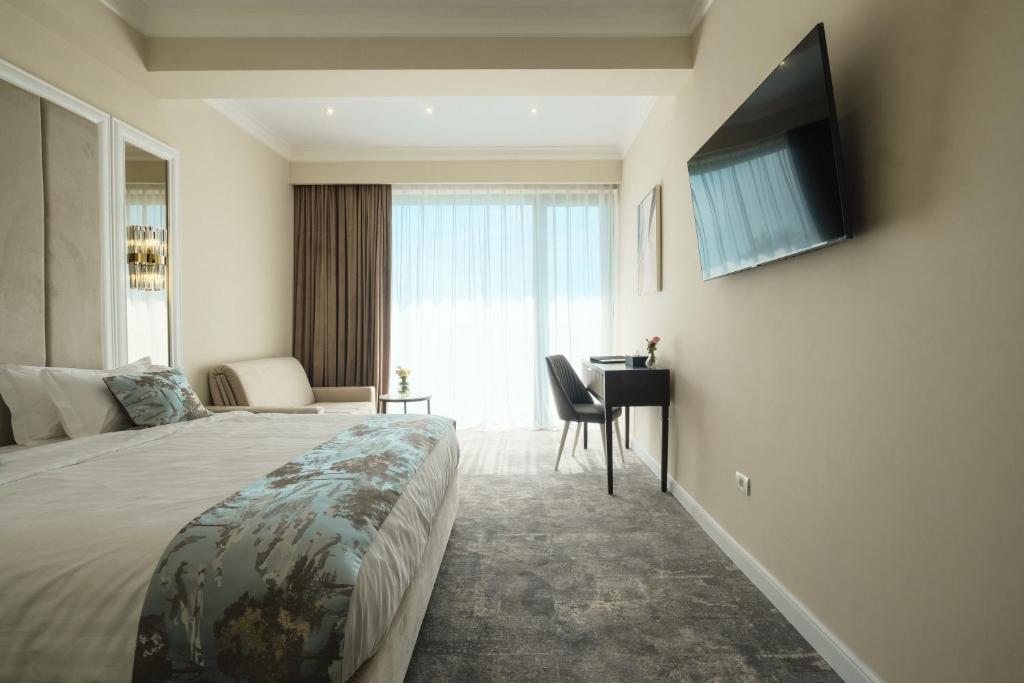 Postel nebo postele na pokoji v ubytování Panoramic Mamaia Hotel