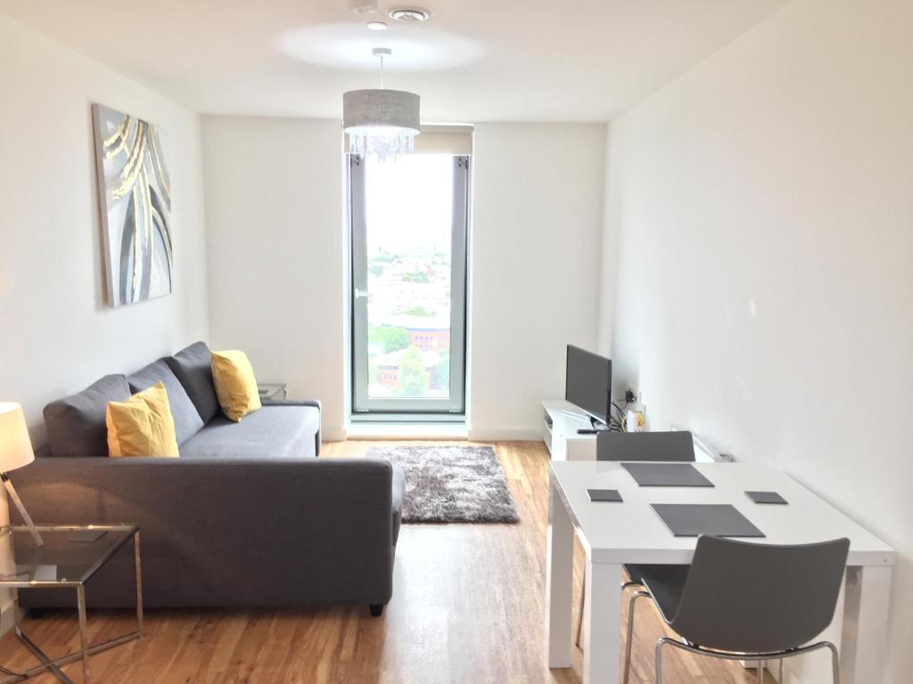 Media City Salford Quays - One-Bedroom Deluxe Apartment