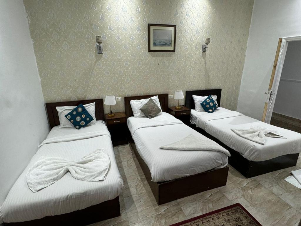 Postel nebo postele na pokoji v ubytování Downtown Inn