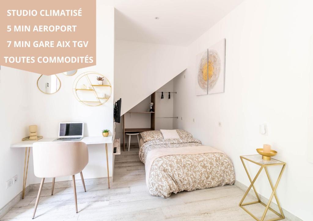 - une chambre avec 2 lits et un bureau avec un ordinateur portable dans l'établissement Studio à 5 min de l' aéroport et toutes commodités, à Saint-Victoret