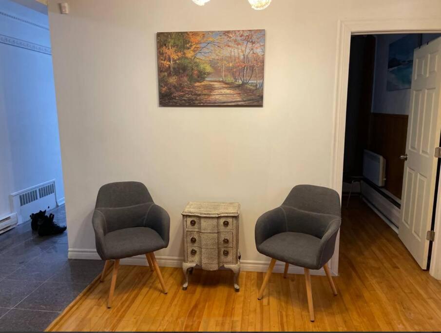 2 sillas y una mesa en una habitación con una pintura en Beautiful 2 bedroom Apartment, en Montreal