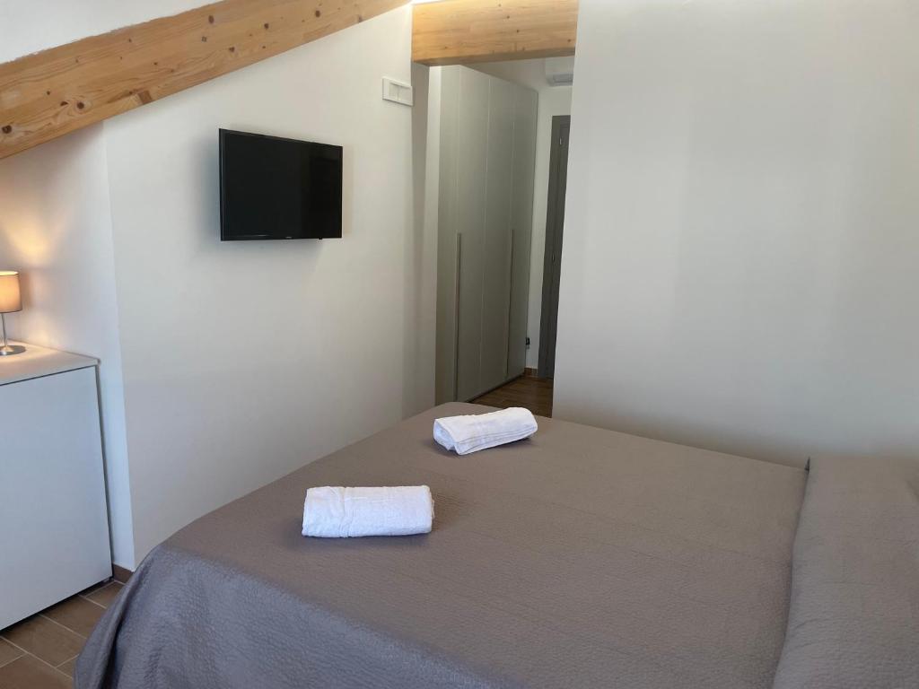ein Schlafzimmer mit einem Bett mit zwei Handtüchern darauf in der Unterkunft Annabella’s home in Agropoli