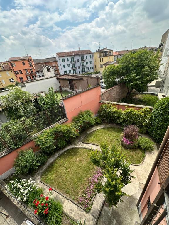 una vista aérea de un jardín en un edificio en Appartamento 2 poggioli en Cremona
