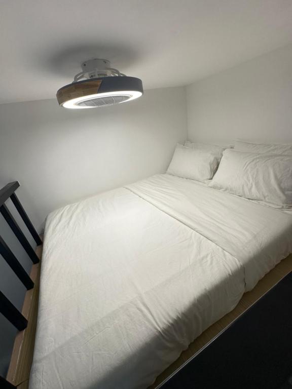 Postel nebo postele na pokoji v ubytování Damai Antara Homestay