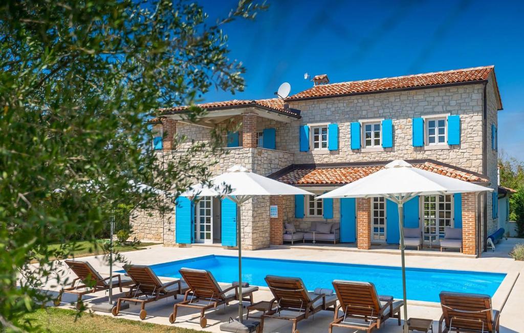 una villa con piscina e mobili da giardino di Rustic Villa Peran with outdoor pool in Tinjan a Radetići