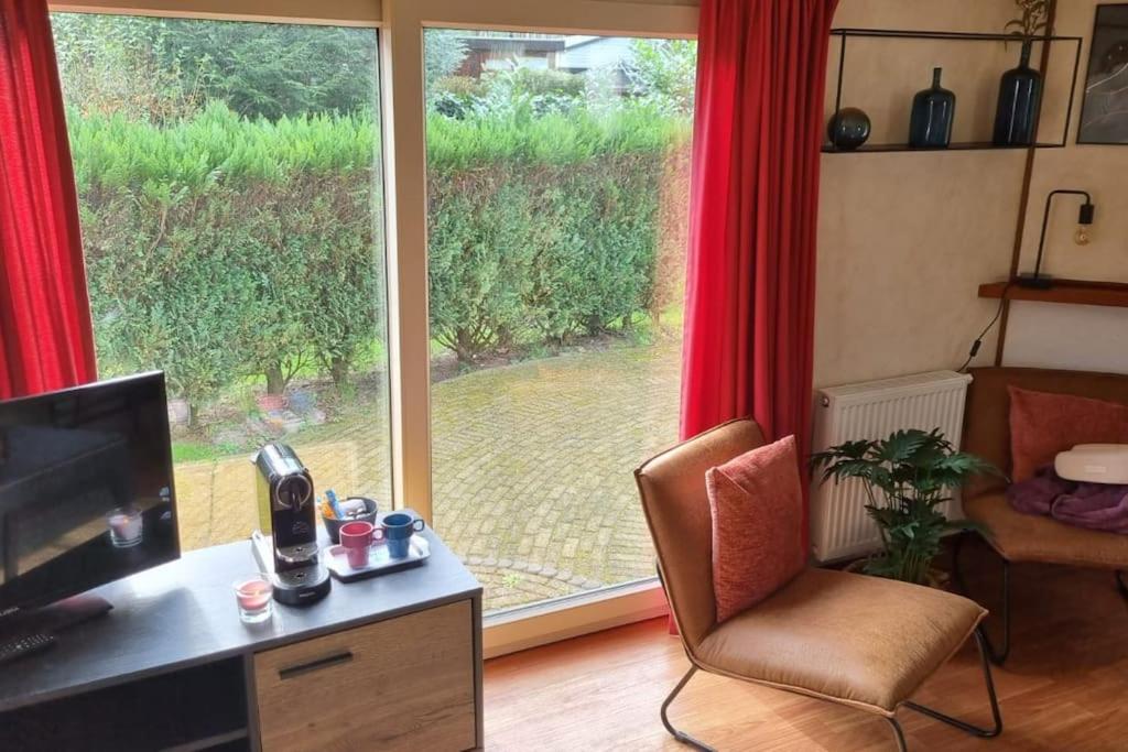 TV a/nebo společenská místnost v ubytování Huis nabij bos I Ontspan in de natuur