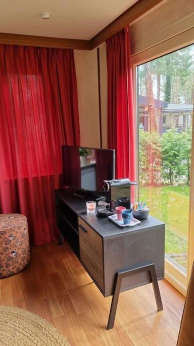 TV a/nebo společenská místnost v ubytování Huis nabij bos I Ontspan in de natuur