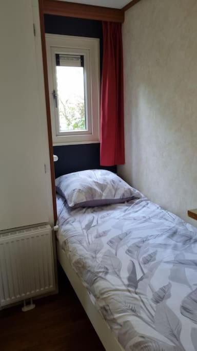Postel nebo postele na pokoji v ubytování Huis nabij bos I Ontspan in de natuur
