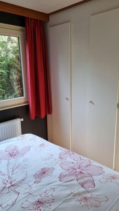 Postel nebo postele na pokoji v ubytování Huis nabij bos I Ontspan in de natuur
