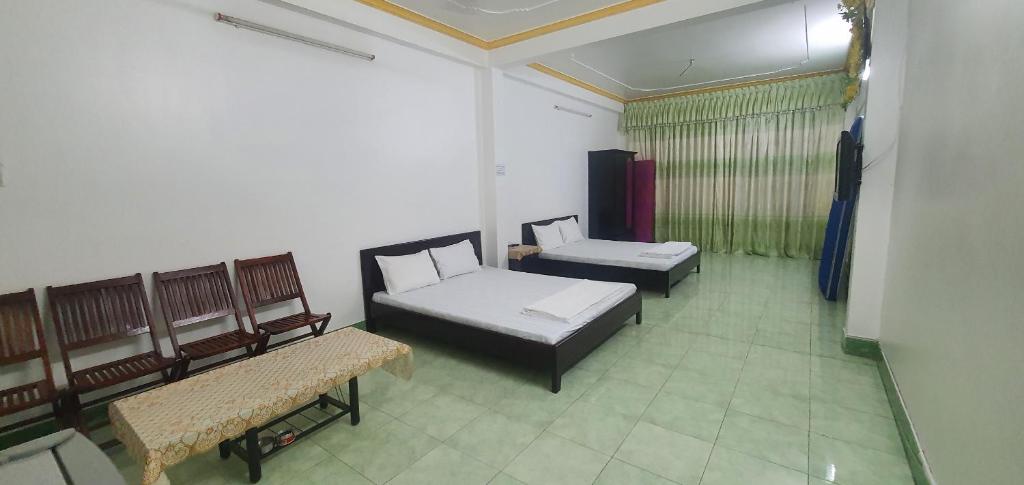 芹苴的住宿－An Bình 66，一间设有两张床和长凳的房间