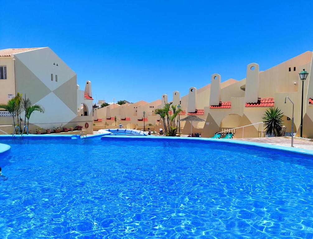 une grande piscine en face des bâtiments dans l'établissement PAKITO TENERIFE Mareverde, à Adeje