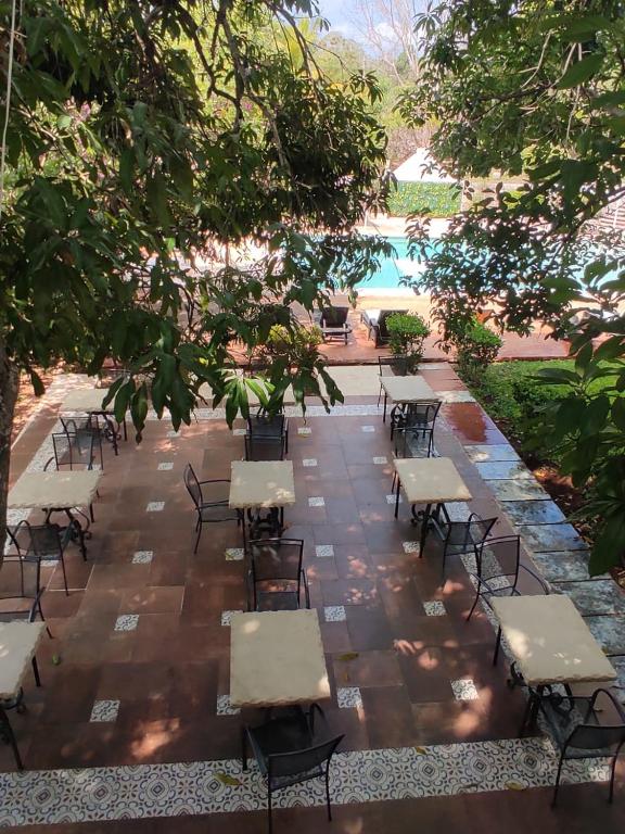 Bazén v ubytování Hotel Puerta Chichen nebo v jeho okolí