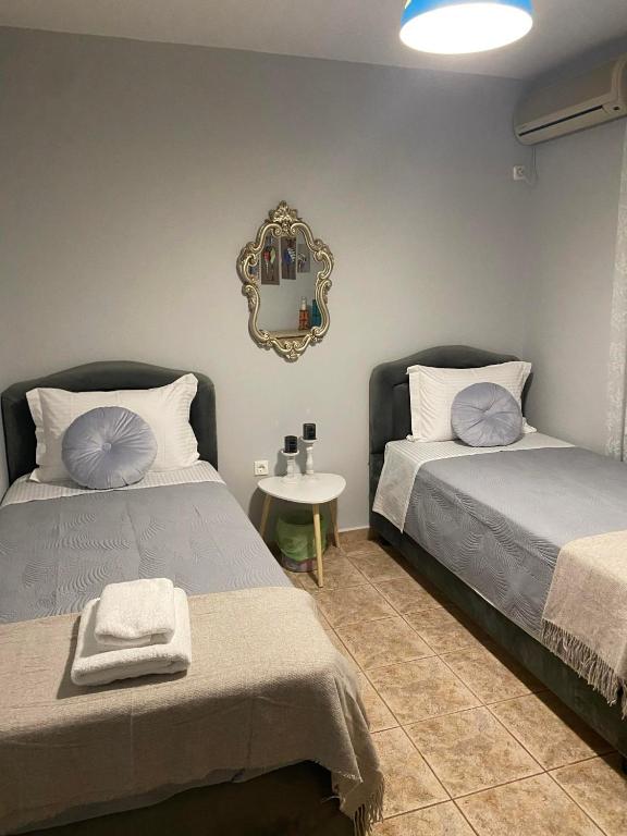 Postel nebo postele na pokoji v ubytování Μercy suit