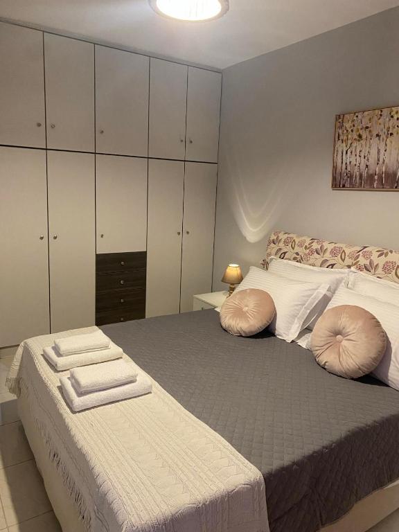 Postel nebo postele na pokoji v ubytování Μercy suit