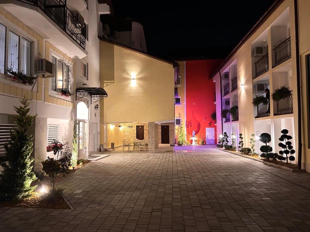 an empty courtyard of a building at night at Hotel Arizona in Timişoara