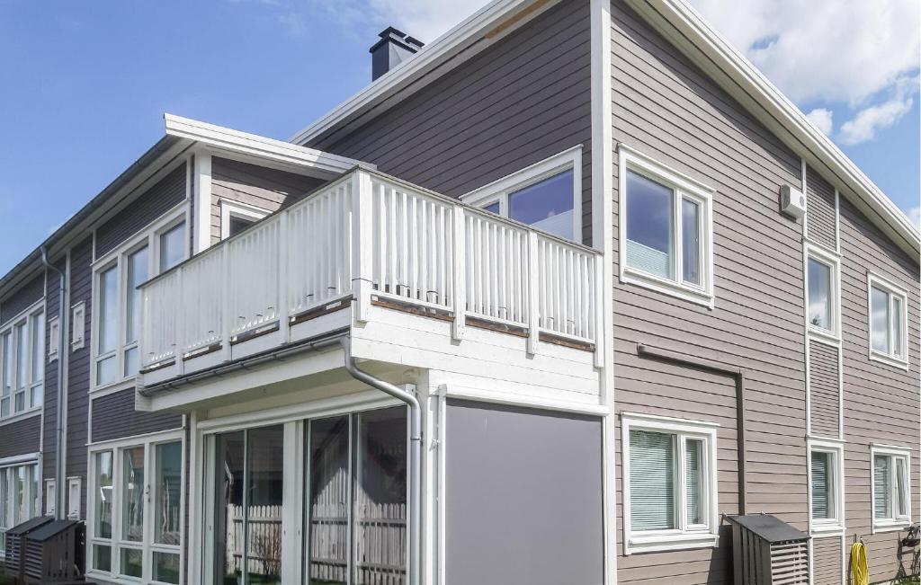 Casa con terraza y balcón en Gorgeous Apartment In Rros With Kitchen, en Røros