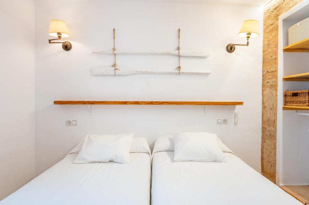 A bed or beds in a room at Marina Ses Covetes
