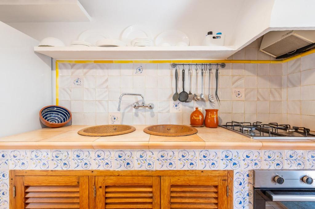 A kitchen or kitchenette at Marina Ses Covetes