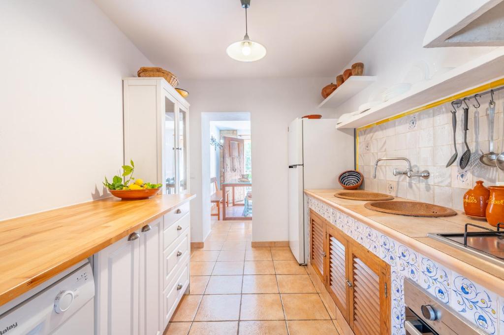 A kitchen or kitchenette at Marina Ses Covetes