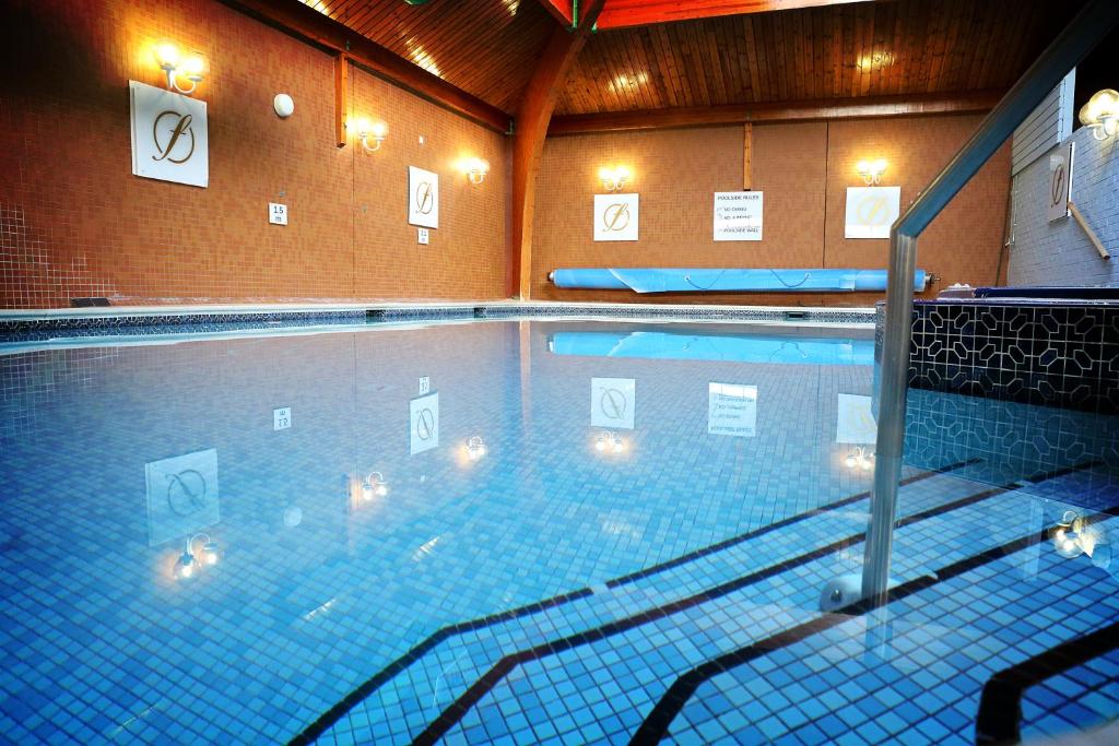 Bazén v ubytování Fairfield House Hotel nebo v jeho okolí