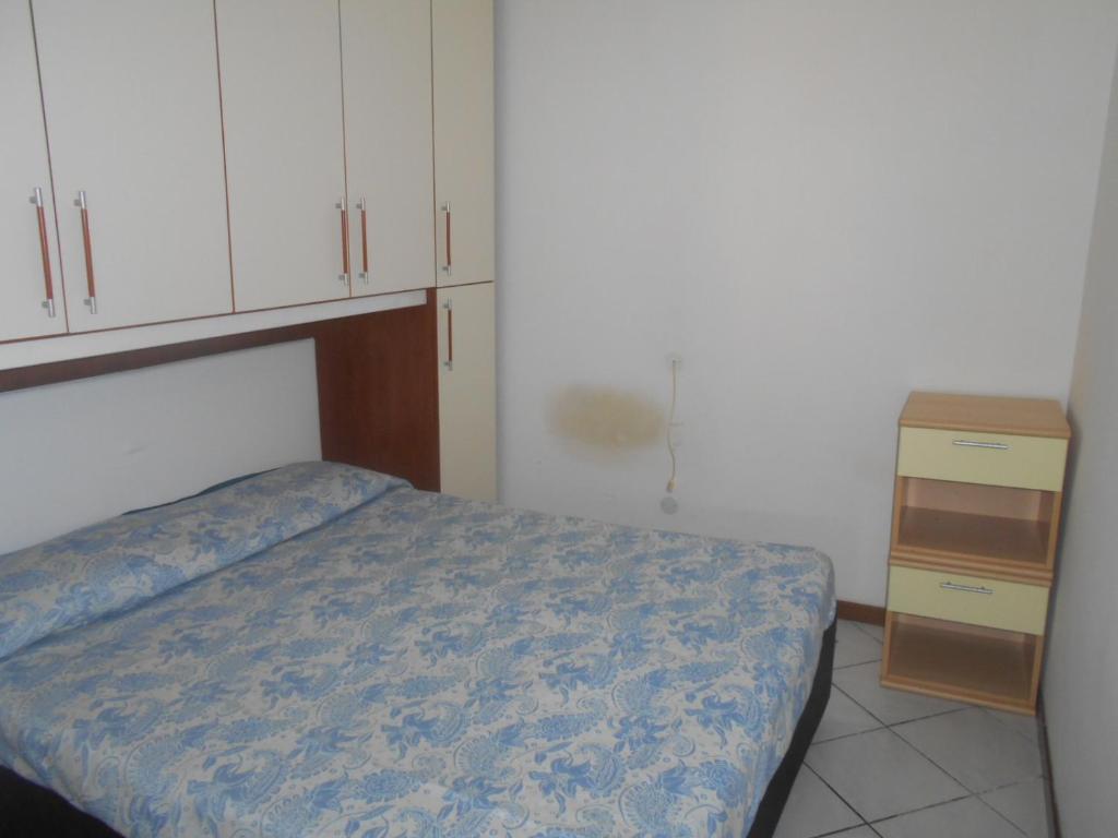 una piccola camera con letto e armadietti bianchi di Condominio Lido a Porto Garibaldi