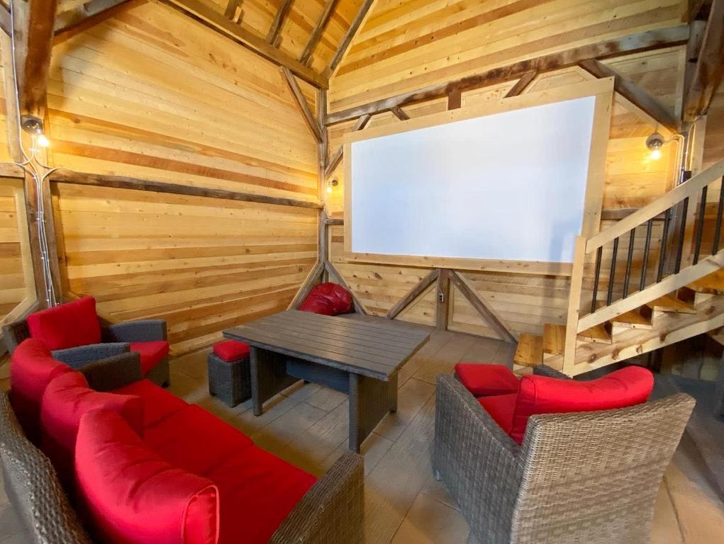 Posezení v ubytování Timber & Tin G 2Bed 2Bath w Pool & Rooftop Deck