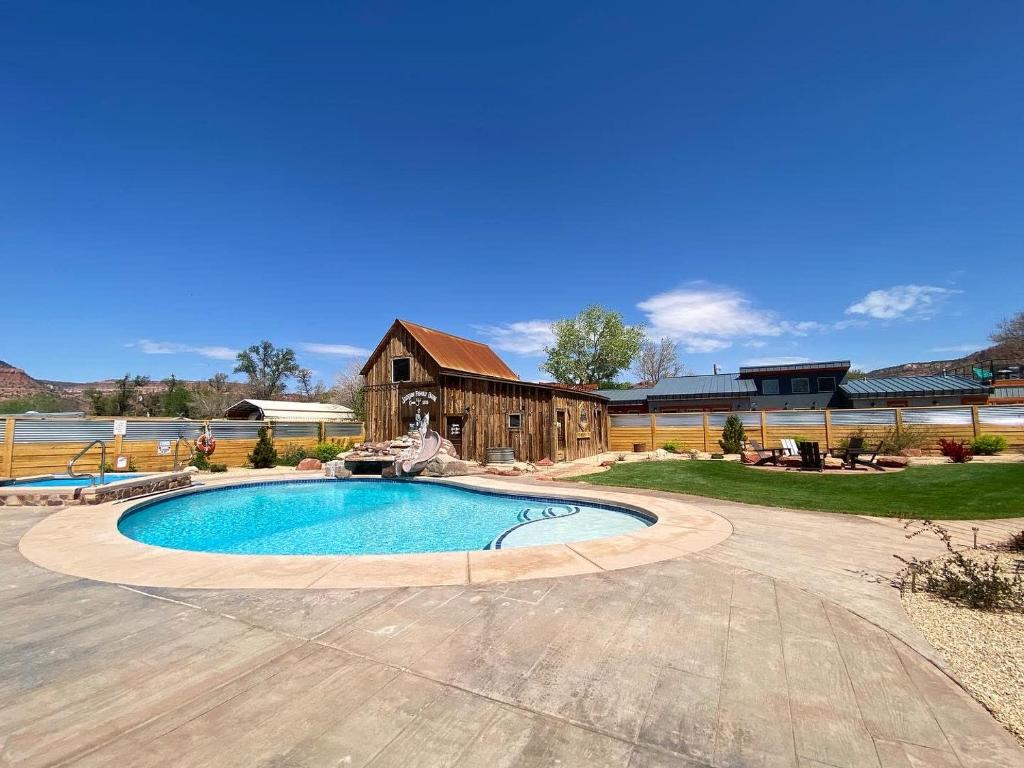 Bazén v ubytování Timber & Tin H 2Bed 2Bath w Pool & Rooftop Deck nebo v jeho okolí