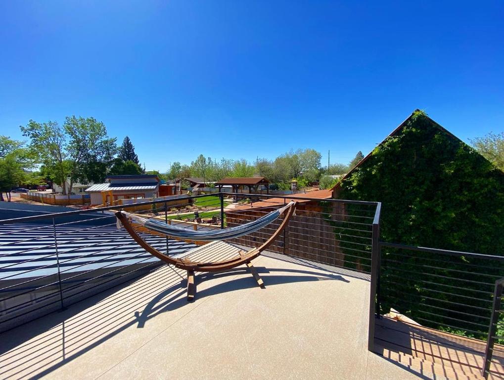 Balkón nebo terasa v ubytování Timber & Tin H 2Bed 2Bath w Pool & Rooftop Deck