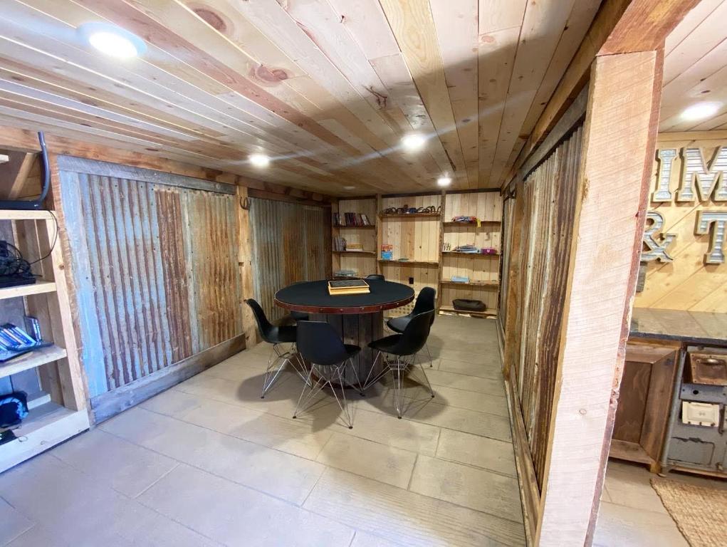 Fotografie z fotogalerie ubytování Timber & Tin H 2Bed 2Bath w Pool & Rooftop Deck v destinaci Kanab