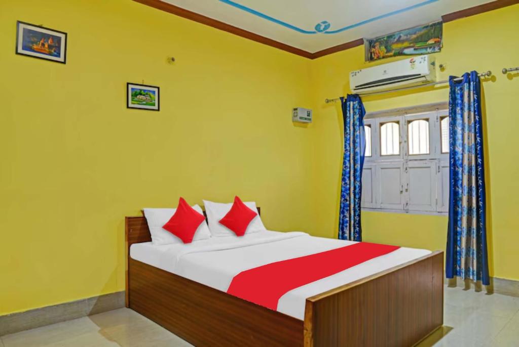 Posteľ alebo postele v izbe v ubytovaní Goroomgo Sanskriti Paying Guest House Varanasi - Excellent Customer Choice- Best Seller