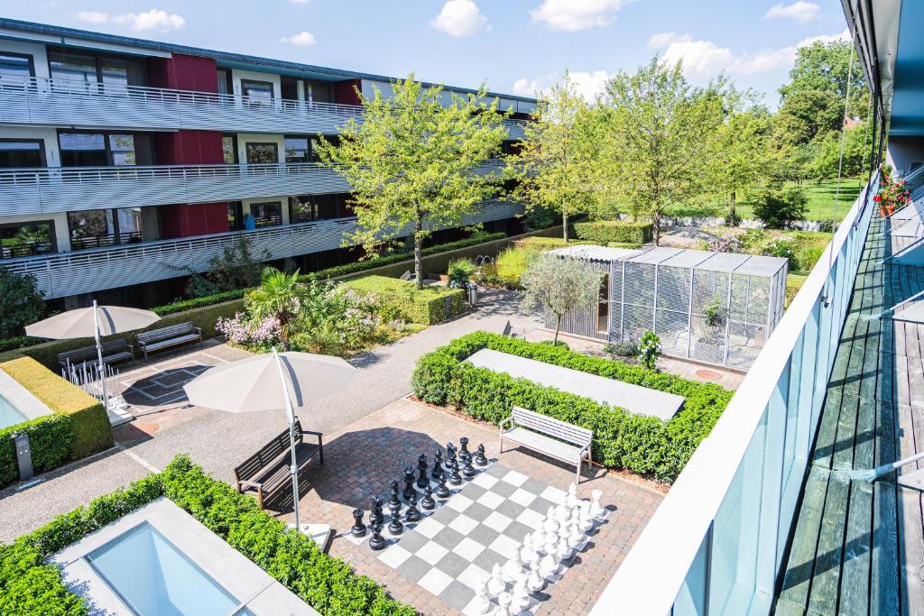Vrt pred nastanitvijo Senevita Residenz & Apartments Muri bei Bern