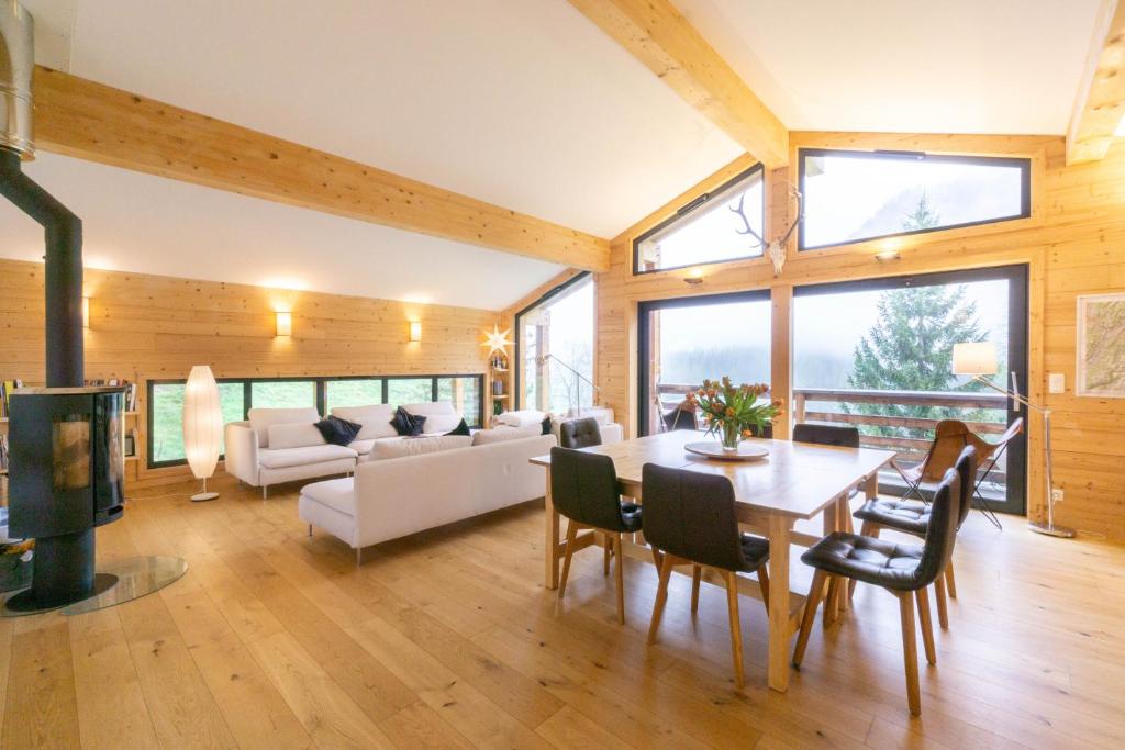 een woonkamer met een tafel en een bank bij Chalet Olbios in Peisey-Nancroix