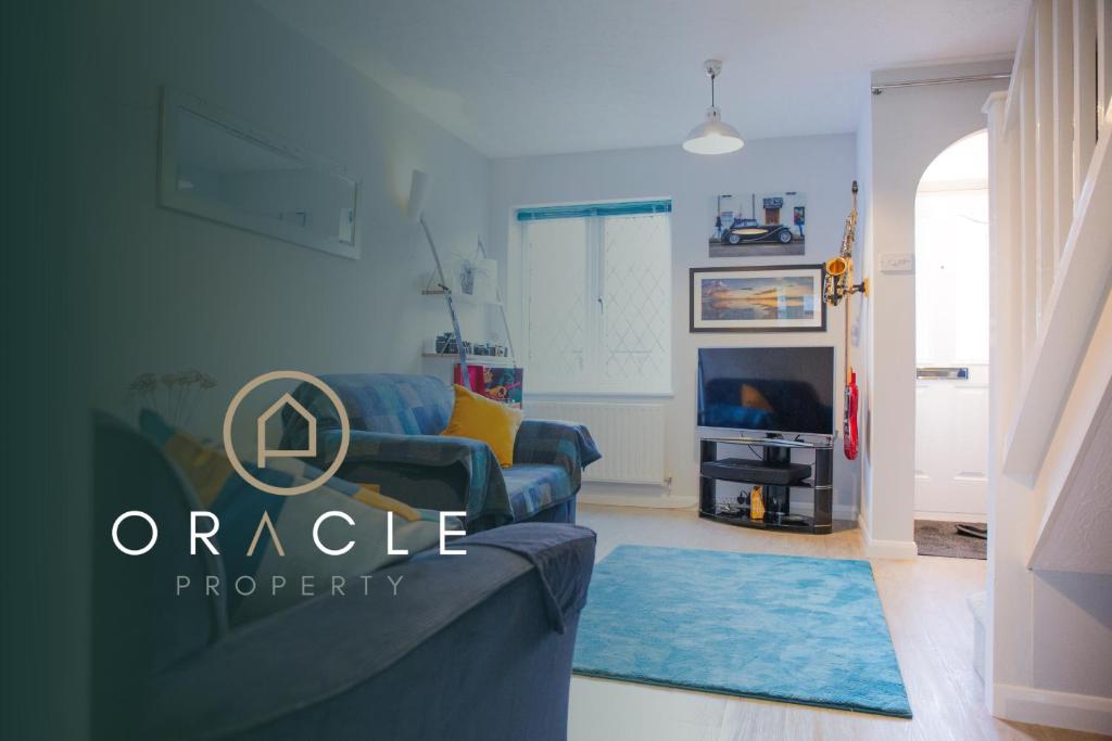 uma sala de estar com um sofá azul e um tapete azul em Reeve House - 2-Bed - FREE Parking & Wi-Fi em Kenilworth