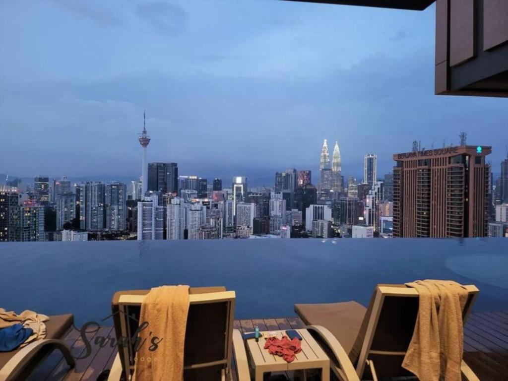 uma varanda com vista para o horizonte da cidade em Lucentia Suite by Westlife em Kuala Lumpur