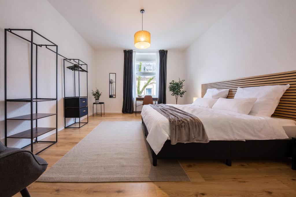 ein Schlafzimmer mit großem Bett und Fenster in der Unterkunft stayVision FS43 Wohnung 5 - 3 Schlafzimmer - 8 Gäste - 2 Balkone - top WLAN in Wuppertal