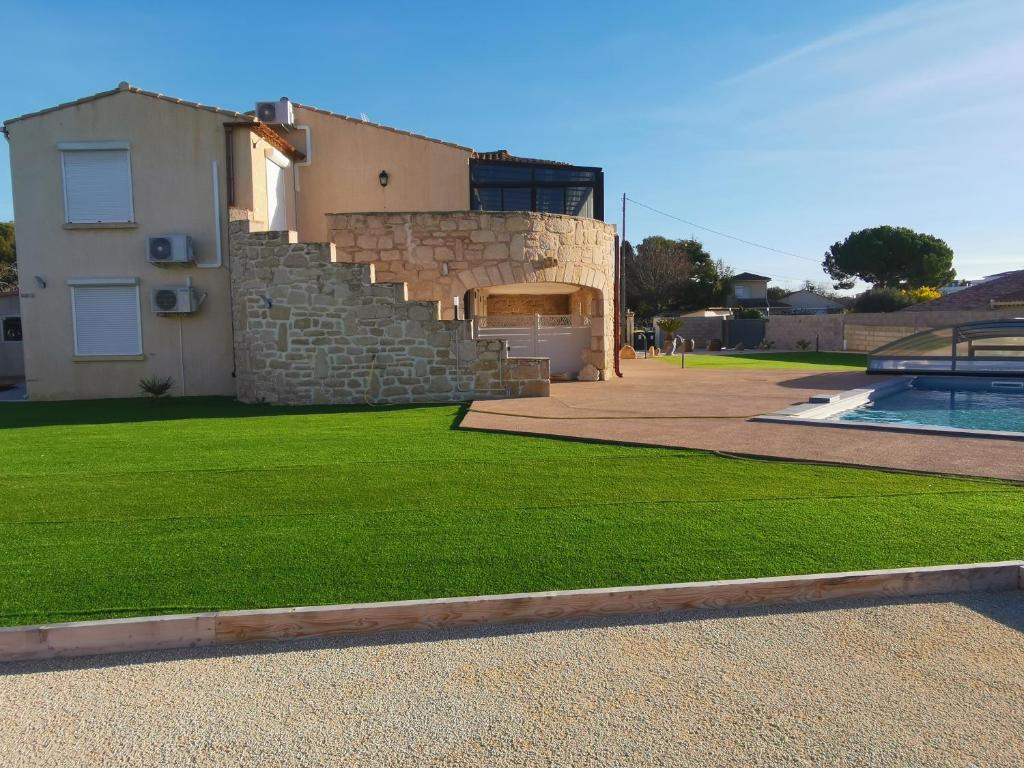 Der Swimmingpool an oder in der Nähe von Villa Les Grenadines RDC