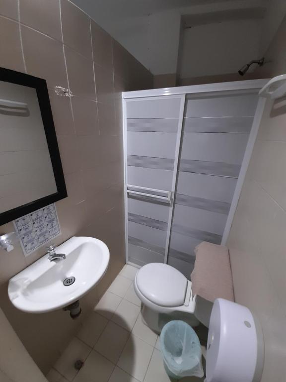 Rivera Hostel في سانتا مارتا: حمام به مرحاض أبيض ومغسلة