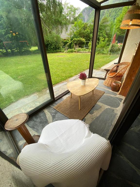 une pièce avec une table, une chaise et une fenêtre dans l'établissement La maison des sables, à La Paute