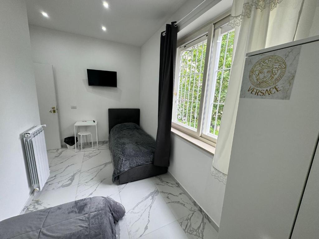 uma sala de estar com uma cadeira e uma janela em Villa Life em San Donato Milanese