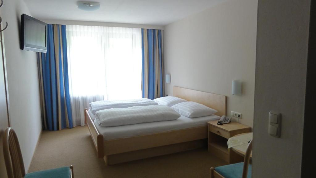 Ένα ή περισσότερα κρεβάτια σε δωμάτιο στο Hotel ALPINA