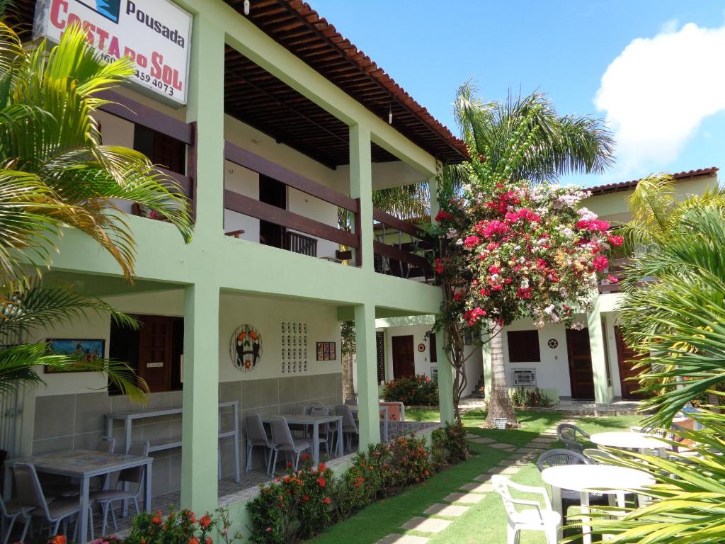 vistas al hotel desde el jardín en Pousada Costa do Sol, en Tamandaré
