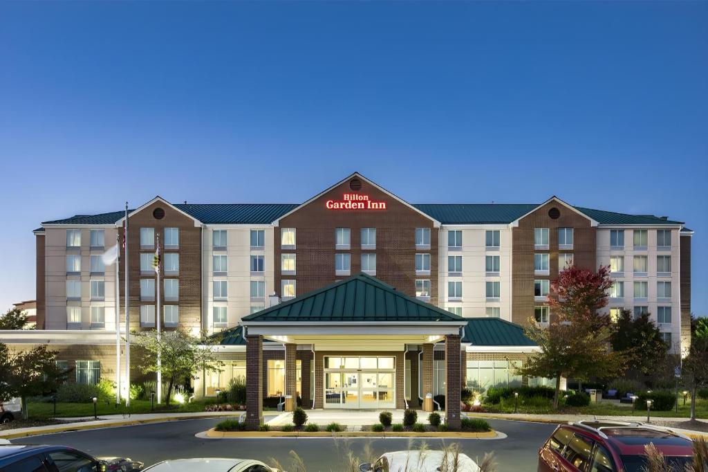 eine Darstellung der Vorderseite eines Hotels in der Unterkunft Hilton Garden Inn Washington DC/Greenbelt in Greenbelt