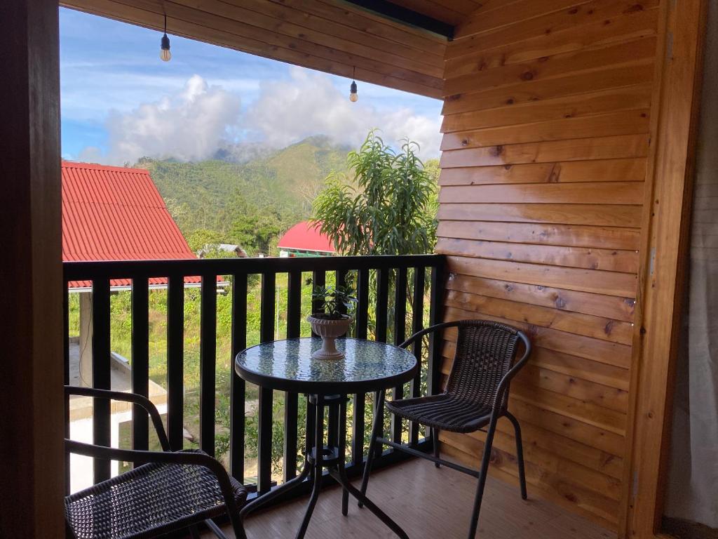 a patio with a table and chairs on a balcony at Carol Haus in Oxapampa