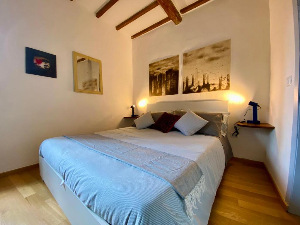 Un dormitorio con una cama grande en una habitación. en Casa Lucilla, en Pitigliano